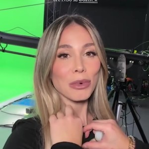 世界杯高清观看-太慷慨！卡里乌斯妻子报道国米vs那不勒斯，身穿镂空上衣惊艳全场